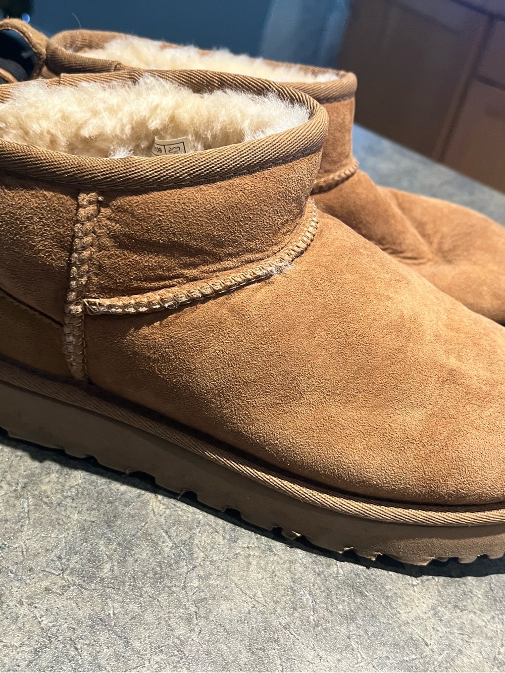 Women Short UGG in Chestnut size 7